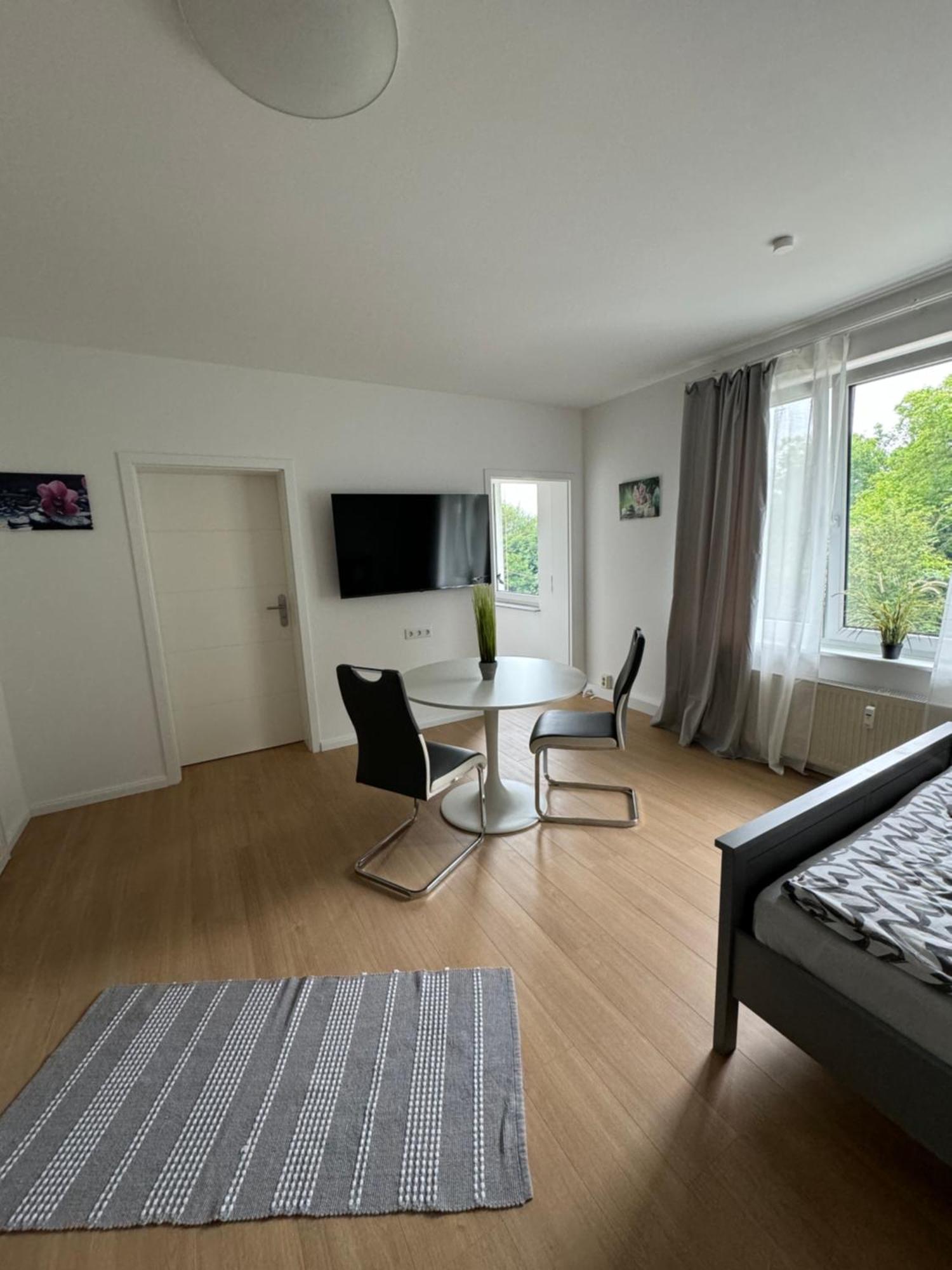 Fc-Apartmenthaus Falkensee Mit Grossem Garten Und Pkw Stellflaechen Exterior photo