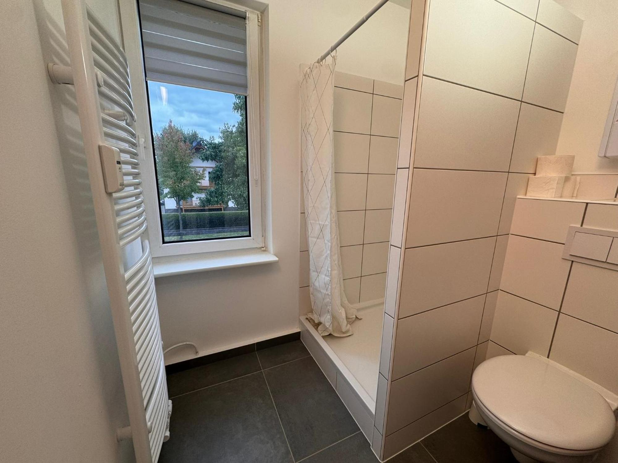 Fc-Apartmenthaus Falkensee Mit Grossem Garten Und Pkw Stellflaechen Exterior photo